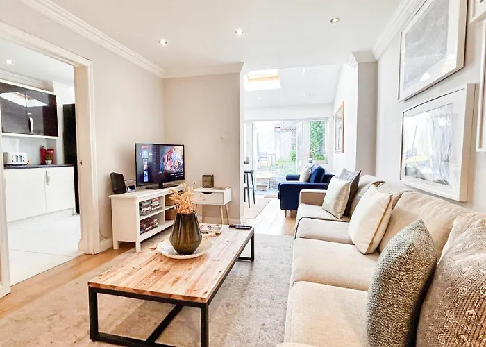 Lovely 4 Bedroom Flat With Ample Garden In Brondesbury, Kilburn
