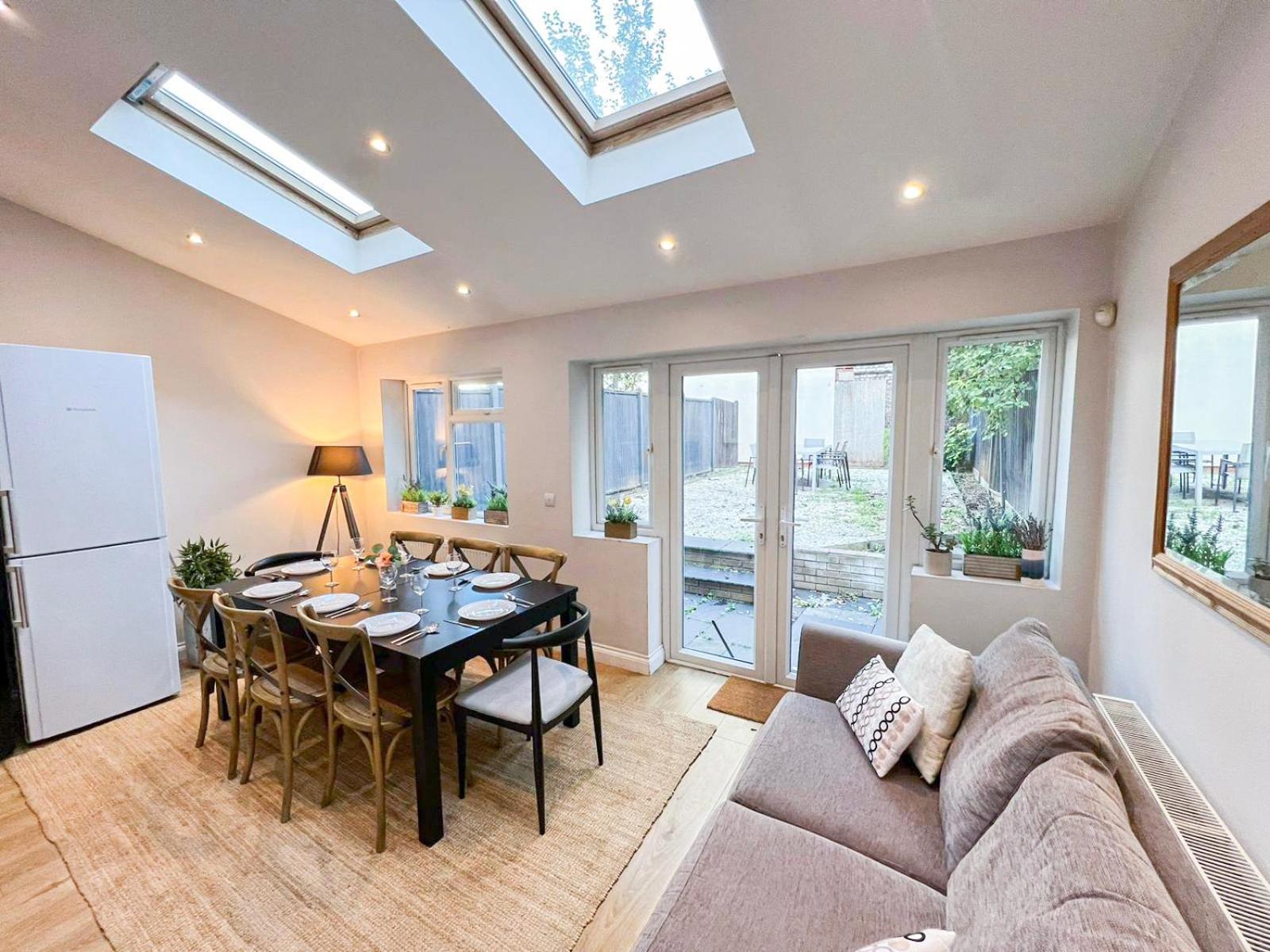 Lovely 4 Bedroom Flat With Ample Garden In Brondesbury, Kilburn Apartament Londra