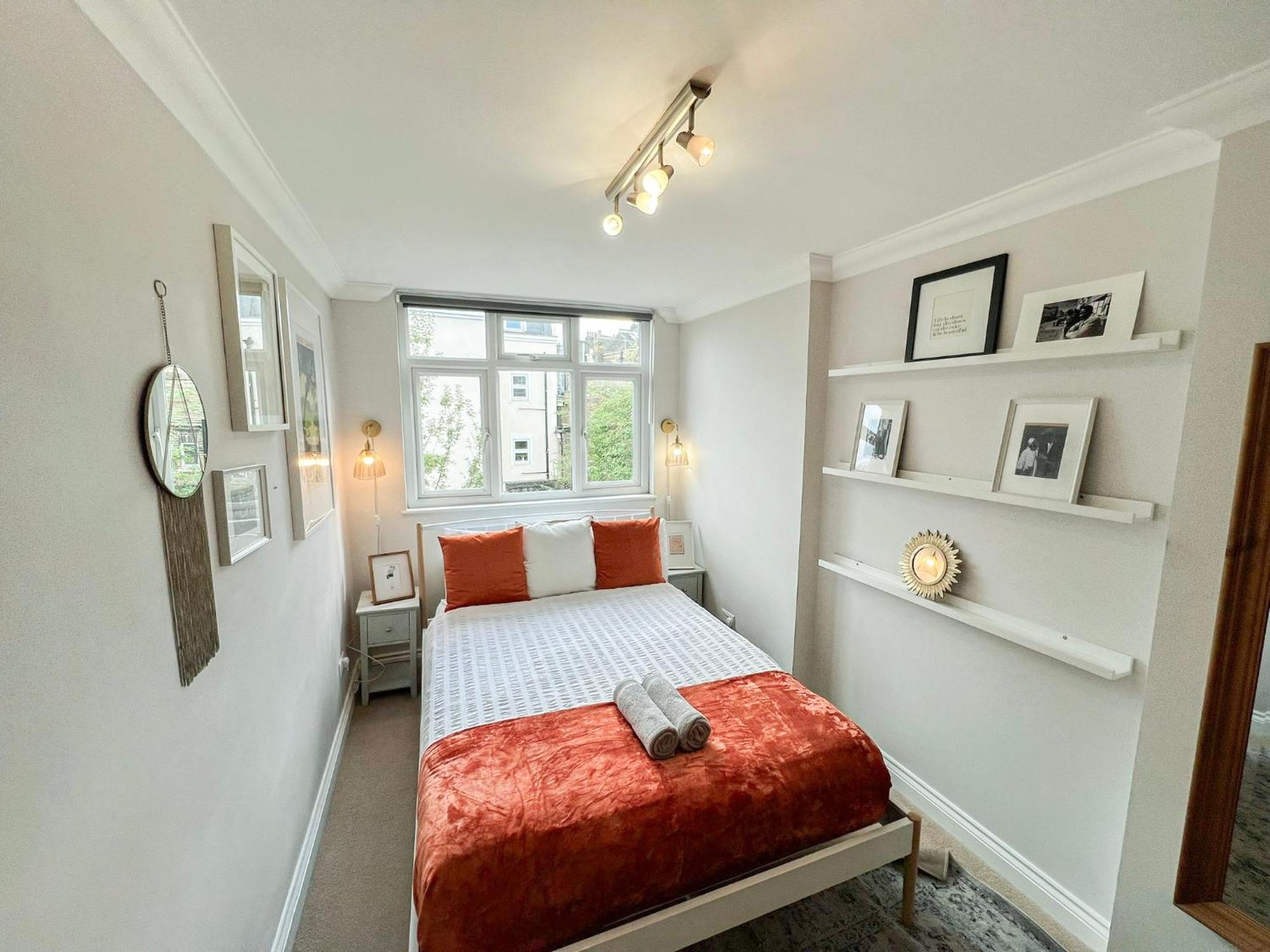 Lovely 4 Bedroom Flat With Ample Garden In Brondesbury, Kilburn Londra