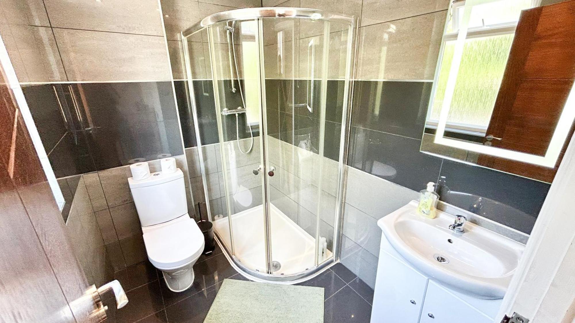 Lovely 4 Bedroom Flat With Ample Garden In Brondesbury, Kilburn London