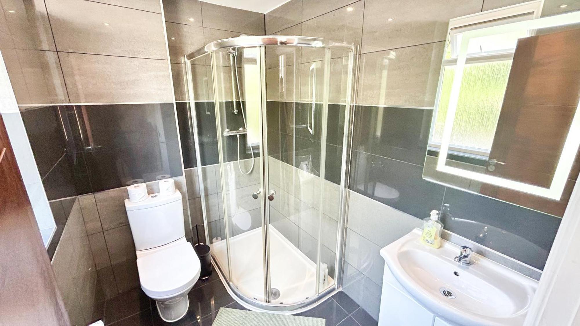 Lovely 4 Bedroom Flat With Ample Garden In Brondesbury, Kilburn Apartment