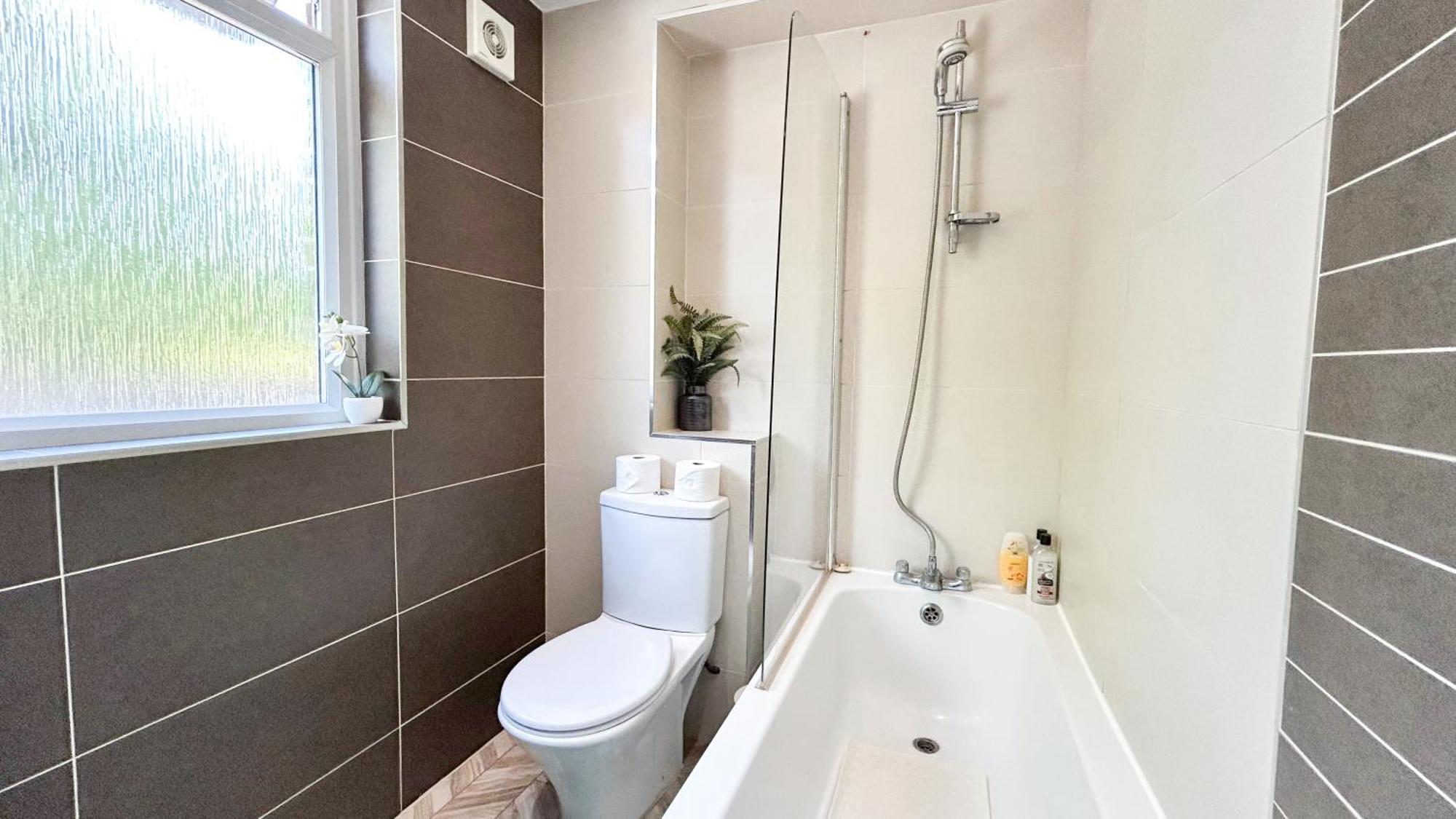 Lovely 4 Bedroom Flat With Ample Garden In Brondesbury, Kilburn Apartment *